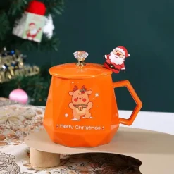 Weihnachtliches Keramiktassen-Set mit Weihnachtsmann- und Elch-Motiv