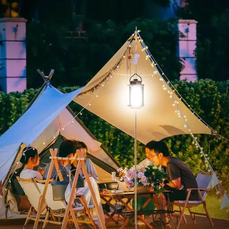 Wiederaufladbare tragbare Stativlaterne mit dimmbarem Licht für den Einsatz im Campingbereich